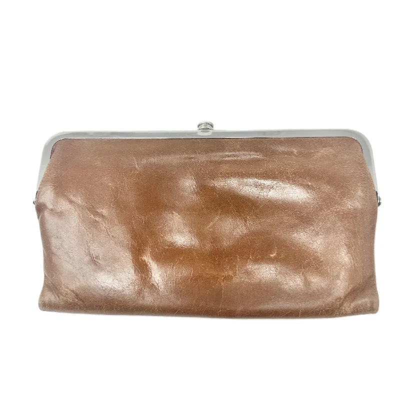 Handle bags with lightweight fabric for ease -Clutch Leather By Hobo Intl, Size: Medium