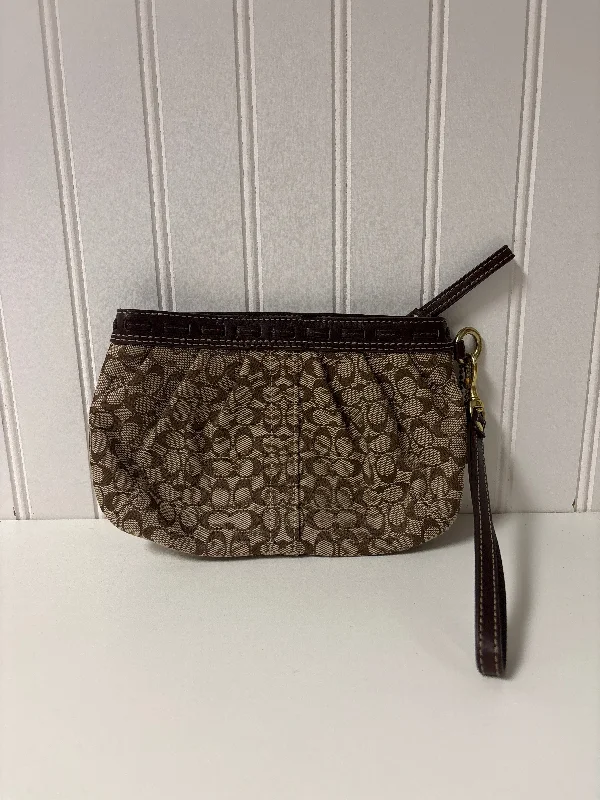 Handle bags with sturdy leather grip accents -Wristlet Designer By Coach, Size: Medium