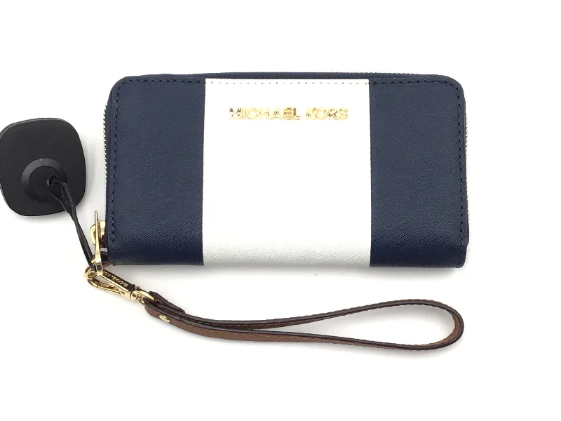 Handle bags with vintage vibes for nostalgia -Wristlet Designer By Michael By Michael Kors, Size: Medium